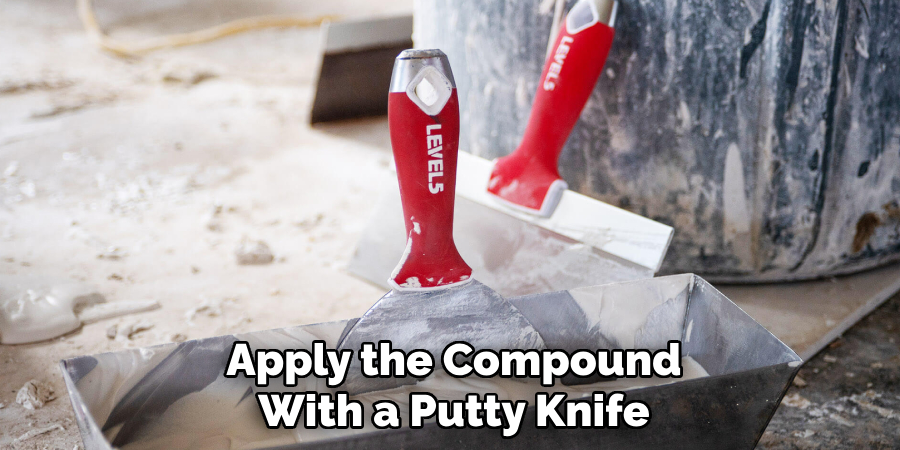 Apply the Compound With a Putty Knife