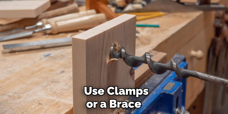  Use Clamps or a Brace 