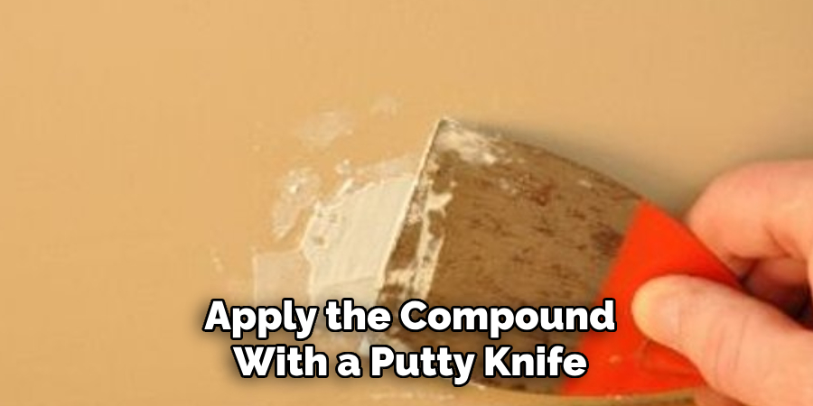 Apply the Compound With a Putty Knife