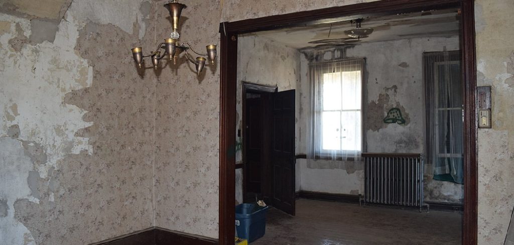 How to Fix Molding on Walls