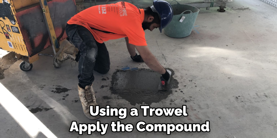 Using a Trowel 
Apply the Compound